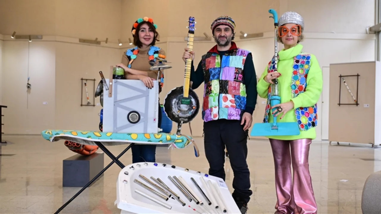 Atıklardan yaptıkları enstr&uuml;manlarla m&uuml;zik &uuml;reten grup, şimdi İspanya'da sahne alacak