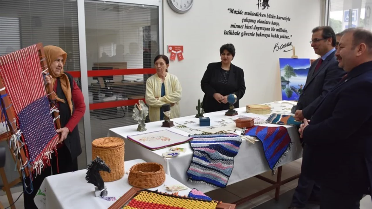 Salihli huzurevi sakinleri h&uuml;nerlerini sergiledi