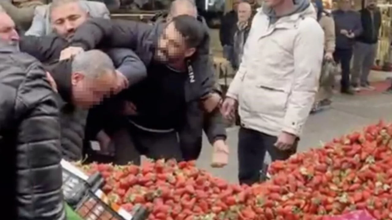 Zabıtaya tekme tokat saldırı! Polis gelene kadar durmadı