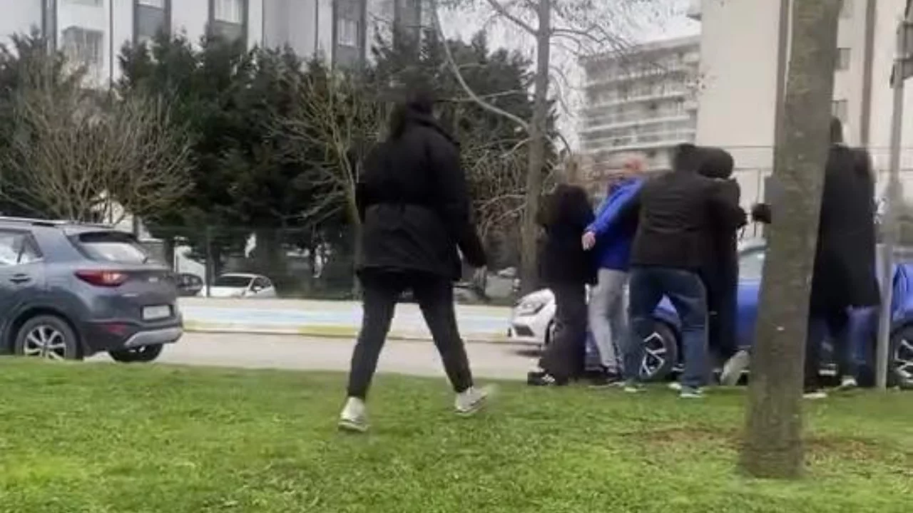 İstanbul'da pes dedirten olay: İki kadın &ccedil;ocuklarının g&ouml;z&uuml; &ouml;n&uuml;nde birbirine girdi
