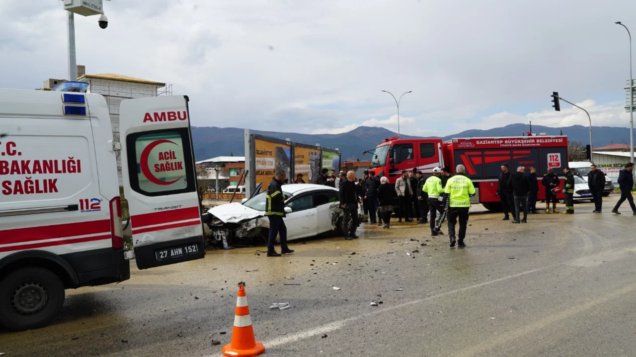 Gaziantep'te tır ile otomobil &ccedil;arpıştı: 2 yaralı
