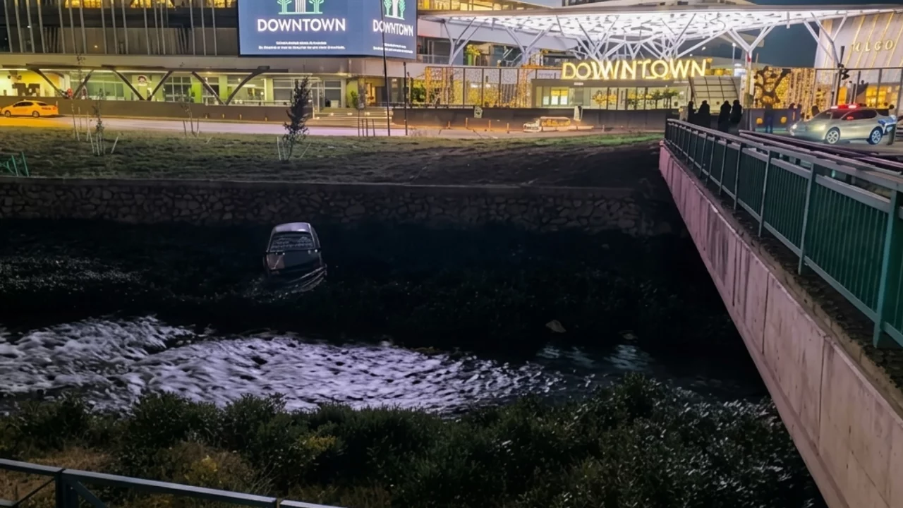 Bursa'daki ünlü AVM'nin önünde korku dolu anlar! Otomobil dereye uçtu...