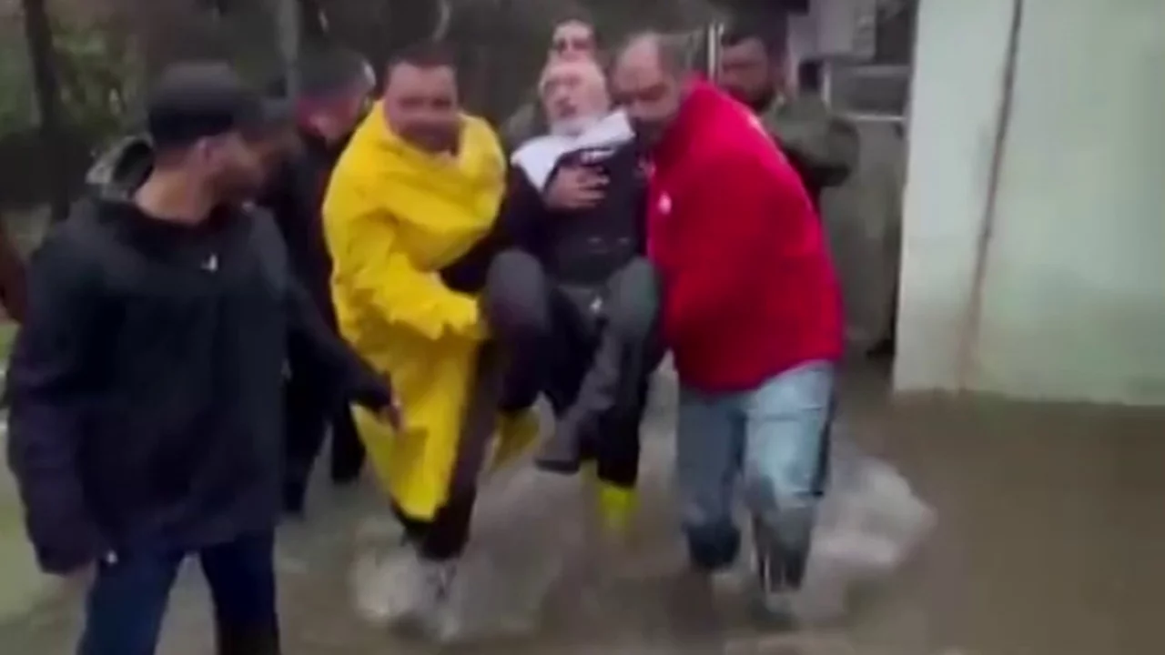 Suların y&uuml;kseldiği evinde mahsur kalan fel&ccedil;li adamın yardımına Kızılay ekipleri yetişti