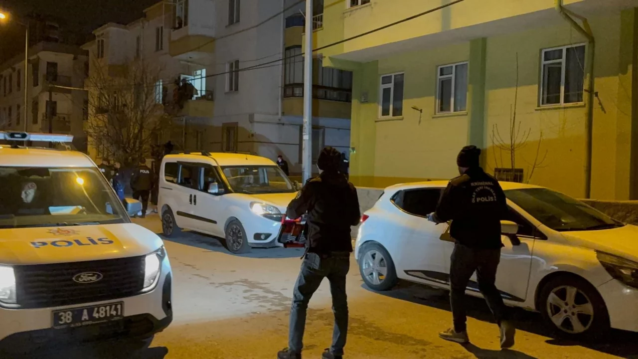 Husumet kanlı bitti: Evler kurşunlandı, anne-oğlu yaralı