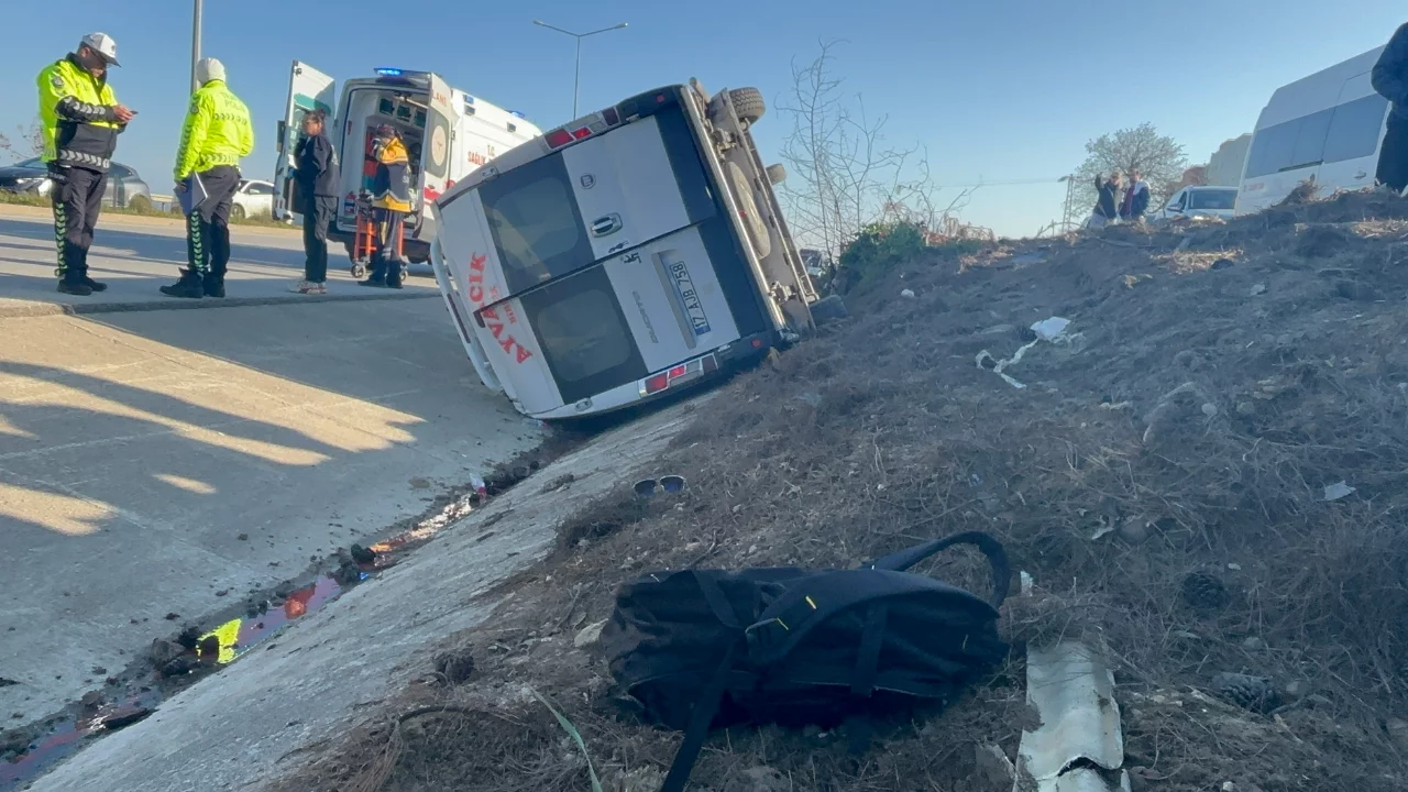 &Ccedil;anakkale'de yolcu minib&uuml;s&uuml; devrildi: 8 yaralı