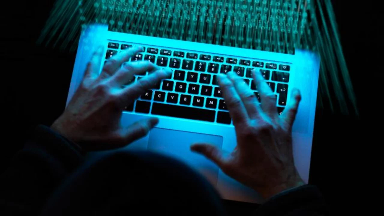 İstanbul'da "siyah şapkalı hacker" &ccedil;etesi &ccedil;&ouml;kertildi