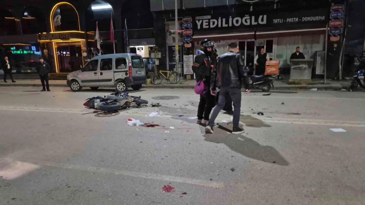 Otomobille &ccedil;arpışan motosikletin s&uuml;r&uuml;c&uuml;s&uuml; ağır yaralandı