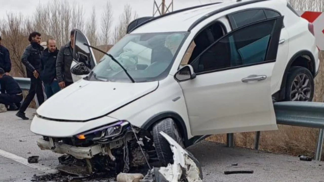 Otomobil bariyerlerde asılı kaldı: 4 yaralı