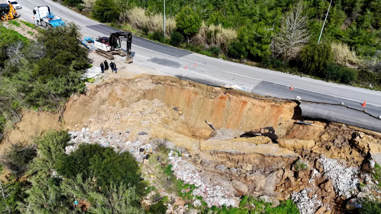 Sağanak yağış, heyelan getirdi! Yol &ccedil;&ouml;kt&uuml;, mahalle susuz kaldı