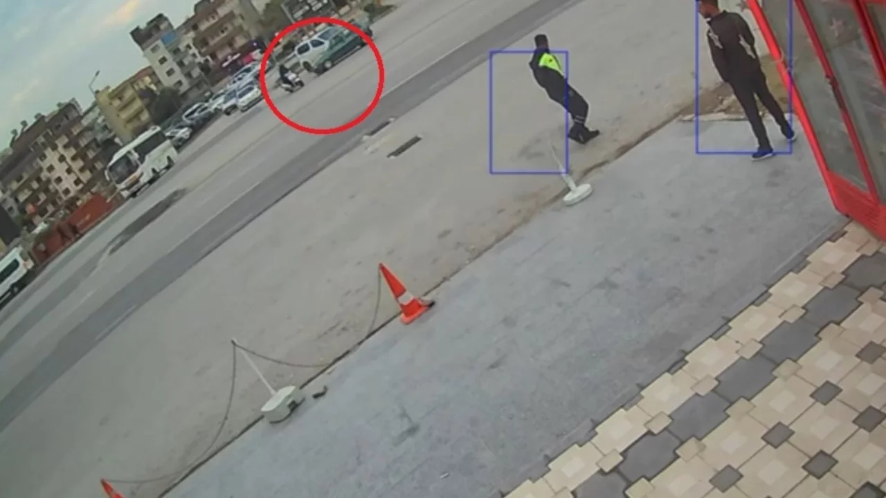 Kavşakta &ccedil;arpışma: S&uuml;r&uuml;c&uuml; havada takla attı