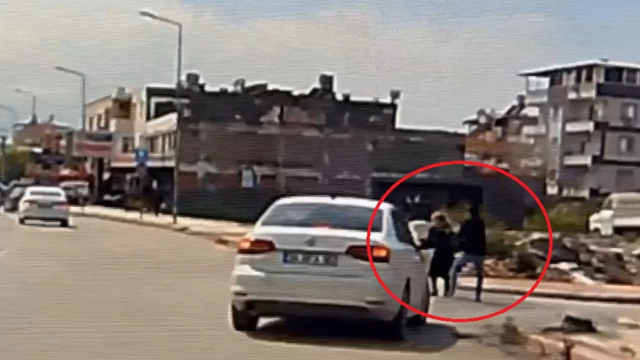 Y&uuml;r&uuml;yen kadının kolyesini kopardı ka&ccedil;tı