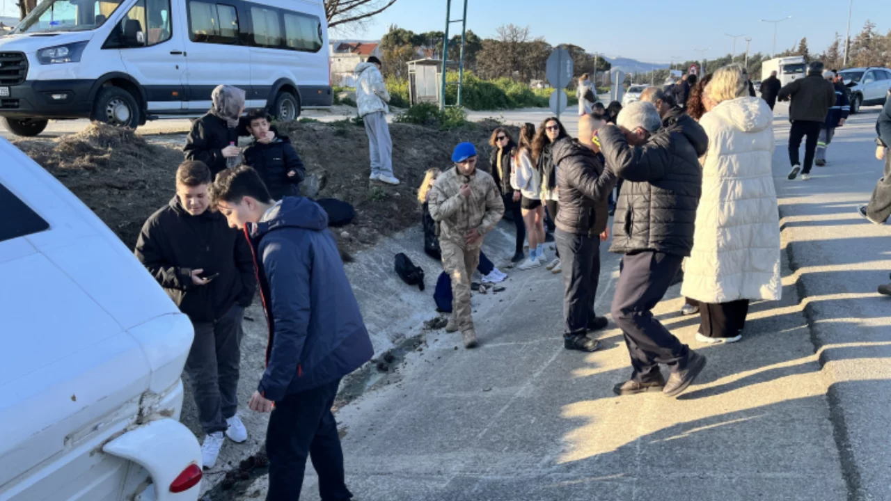 &Ccedil;anakkale'de &ouml;ğrencilerin bulunduğu minib&uuml;s devrildi: 8 yaralı