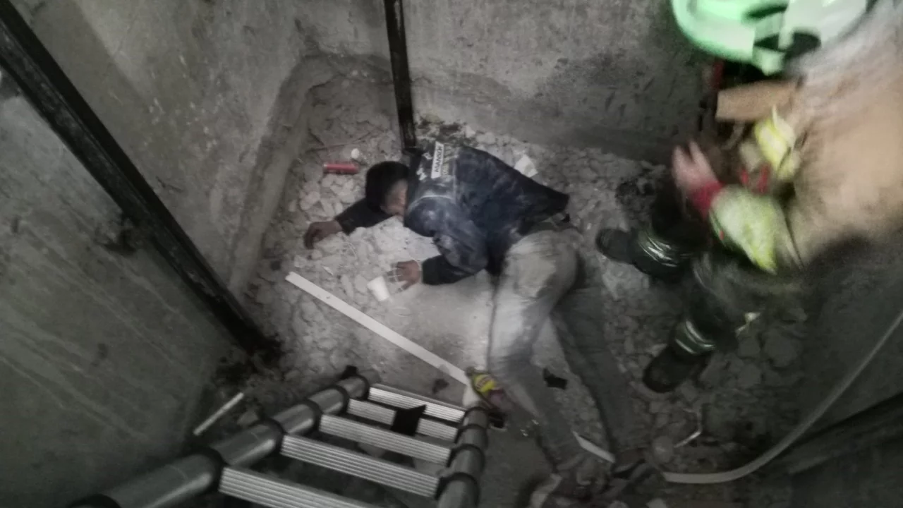 Asans&ouml;r boşluğuna d&uuml;şen iş&ccedil;i yaralandı