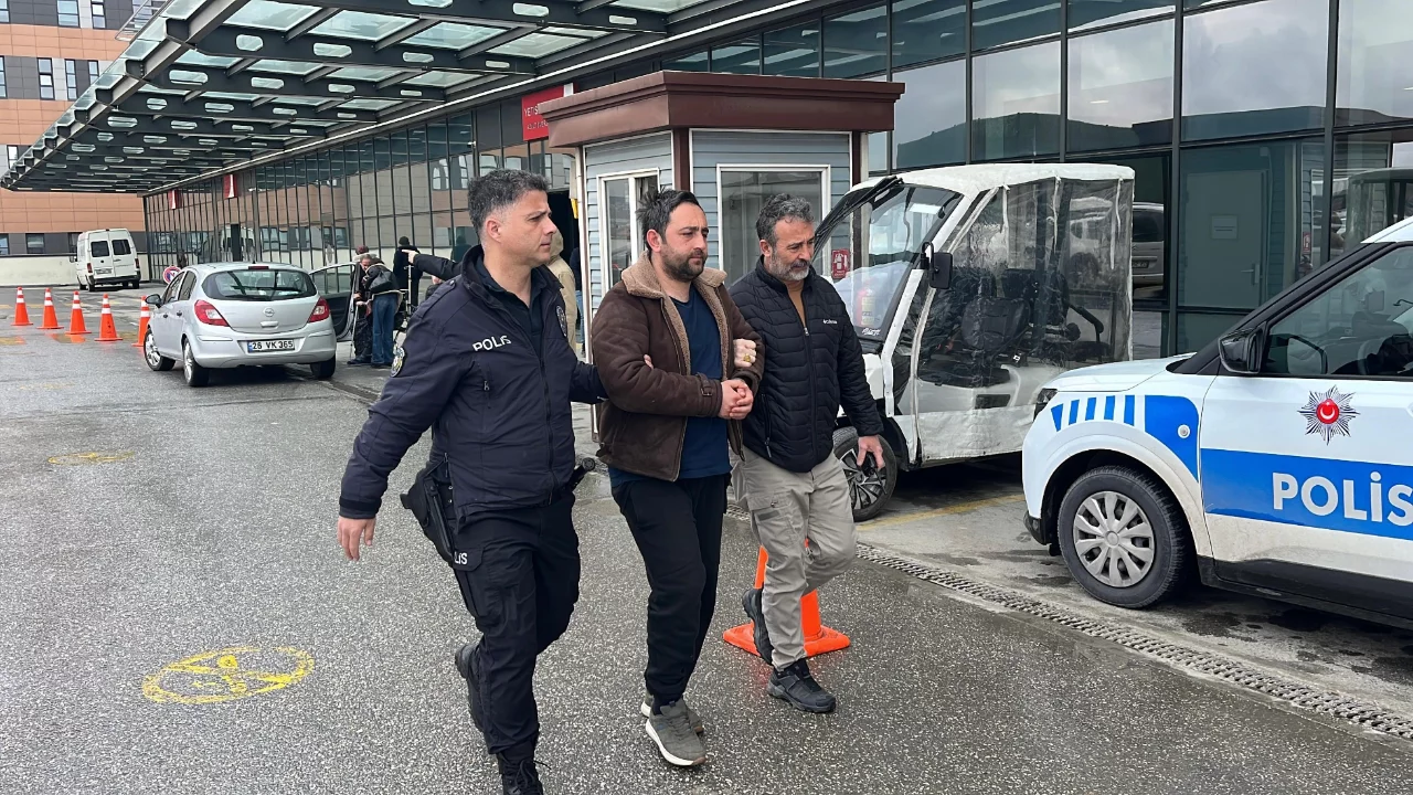 Otob&uuml;s durağında uyuşturucu kullanan ş&uuml;pheli polisten ka&ccedil;amadı
