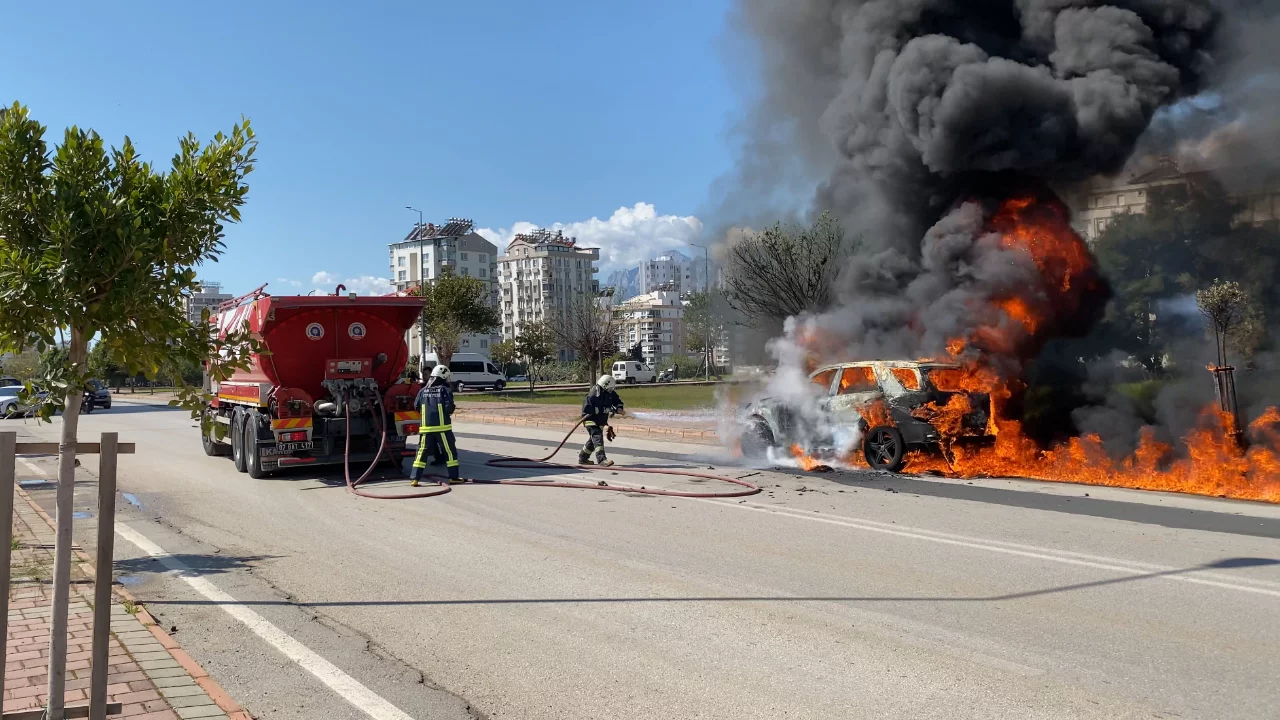 Alev alan aracındaki kedisini son anda kurtardı!