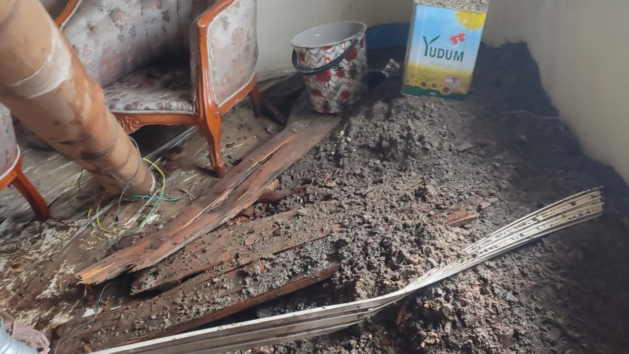 Hakkari'de 6 kişilik ailenin evi &ccedil;&ouml;kt&uuml;