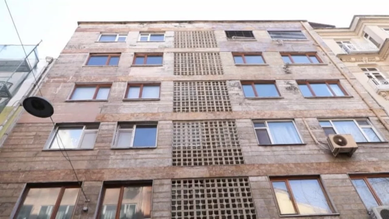 Orhan Pamuk'un 9 dairesinin bulunduğu 'Taray Apartman'ı yıkılacak