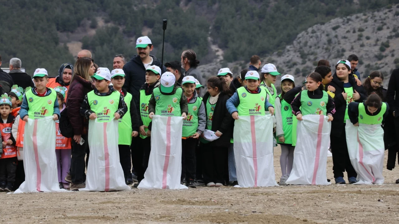 Amasya'da Orman Haftası'nda fidanlar toprakla buluştu