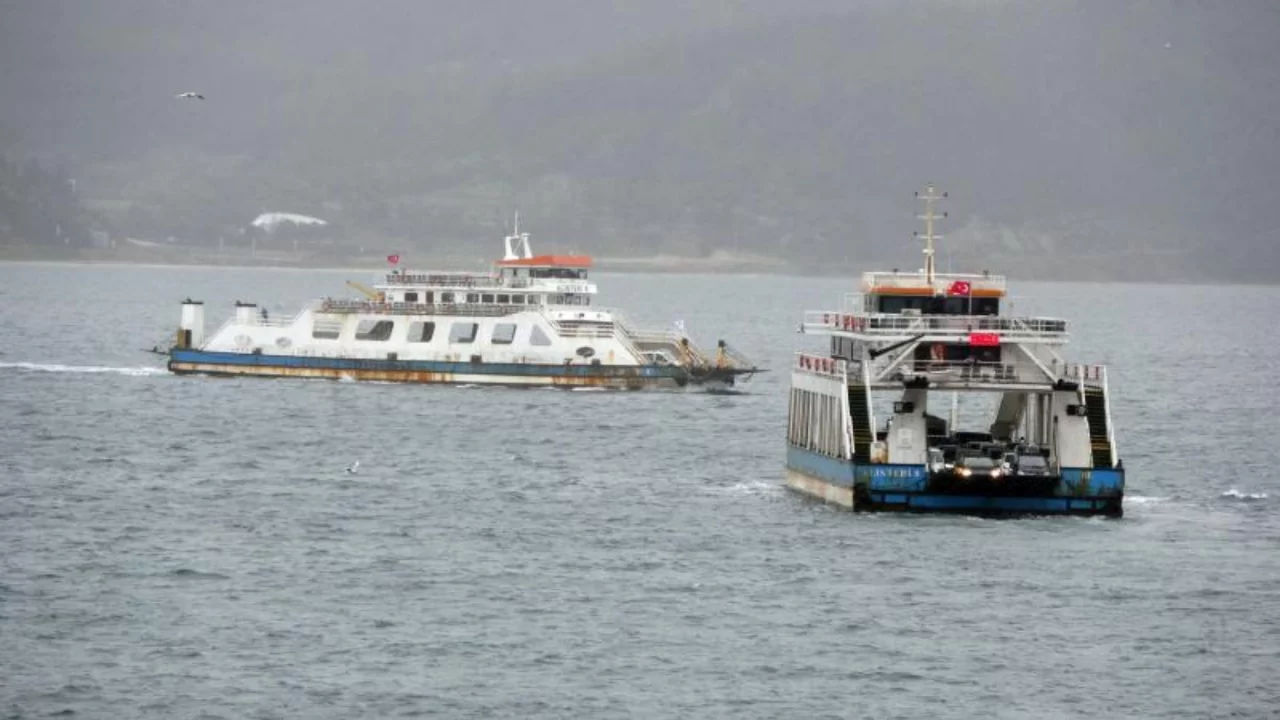 G&ouml;k&ccedil;eada ve Bozcaada feribot seferlerine fırtına engeli
