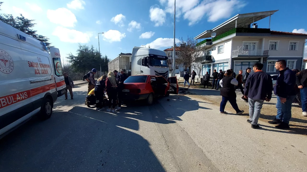 Isparta'da iki otomobil &ccedil;arpıştı: 4 yaralı