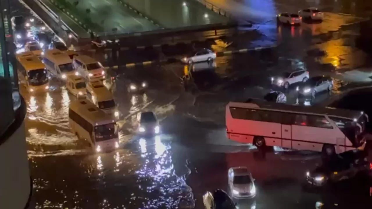 Hatay'da sağanak; cadde ve sokaklar g&ouml;le d&ouml;nd&uuml;