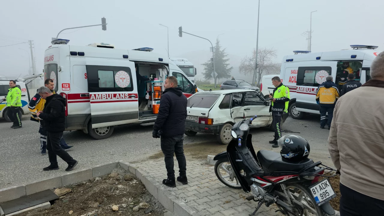 Kavşakta meydana gelen kazada 4 kişi yaralandı