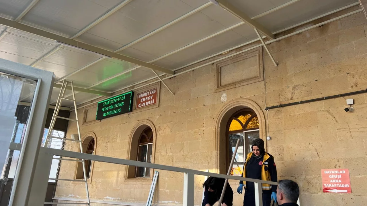 Burdur'da merdivenden d&uuml;şen usta ve &ccedil;ırağı yaralandı