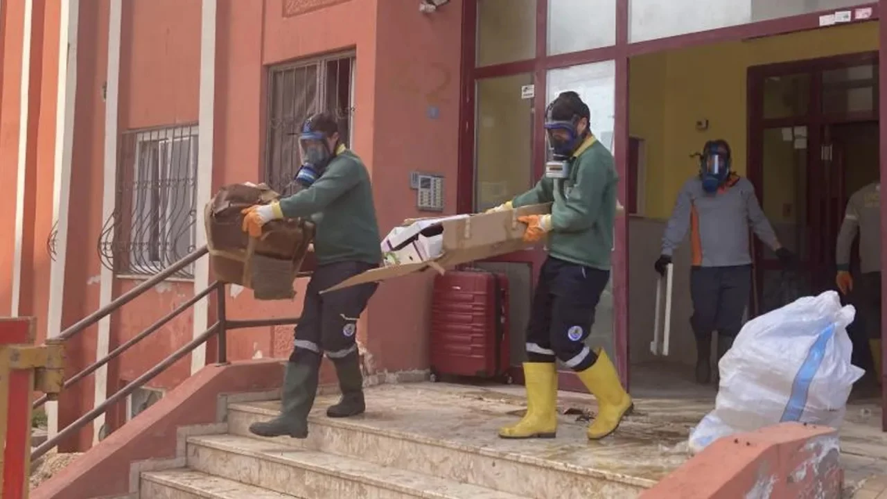 Ekipler gaz maskeleriyle girdi! Temizlemesi 2 g&uuml;n s&uuml;rd&uuml;... Daireden 7 kamyon &ccedil;&ouml;p &ccedil;ıktı