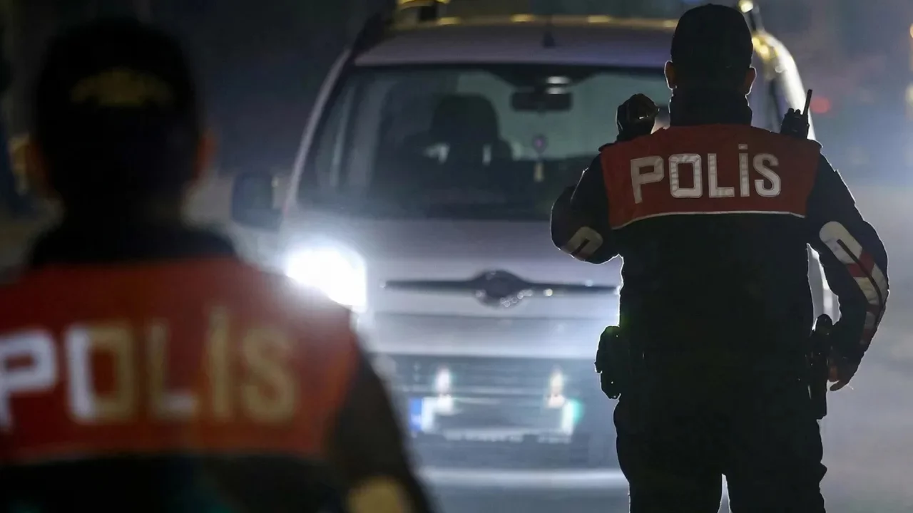 Makedonya 1. Lig kul&uuml;p başkanı kilo kilo altınla Batman'da yakalandı!