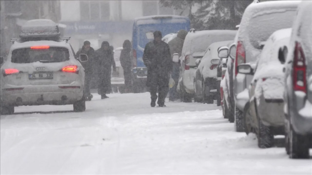 Kars'ta ilkbaharda kar etkisini s&uuml;rd&uuml;r&uuml;yor