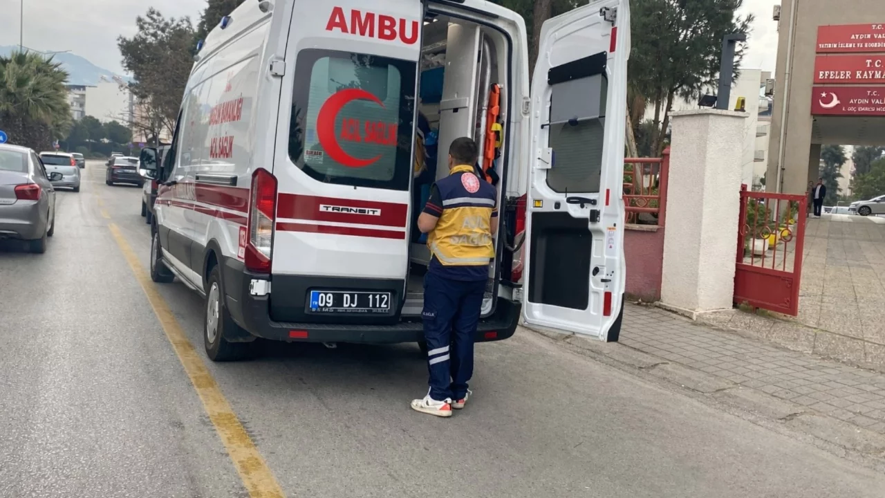 Yağmur nedeniyle ıslanan yolda kayan motosikleti yaralandı