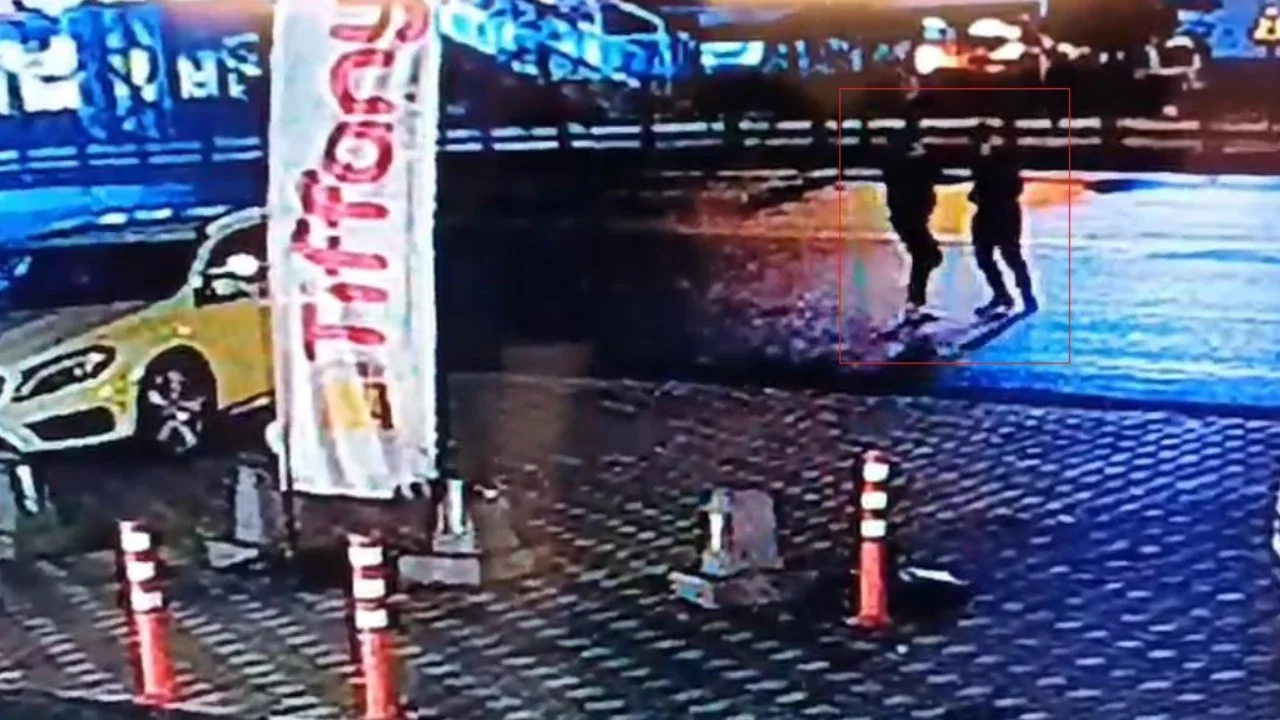 Eşiyle y&uuml;r&uuml;d&uuml;ğ&uuml; sırada tanımadığı kişi tarafından bı&ccedil;aklandı