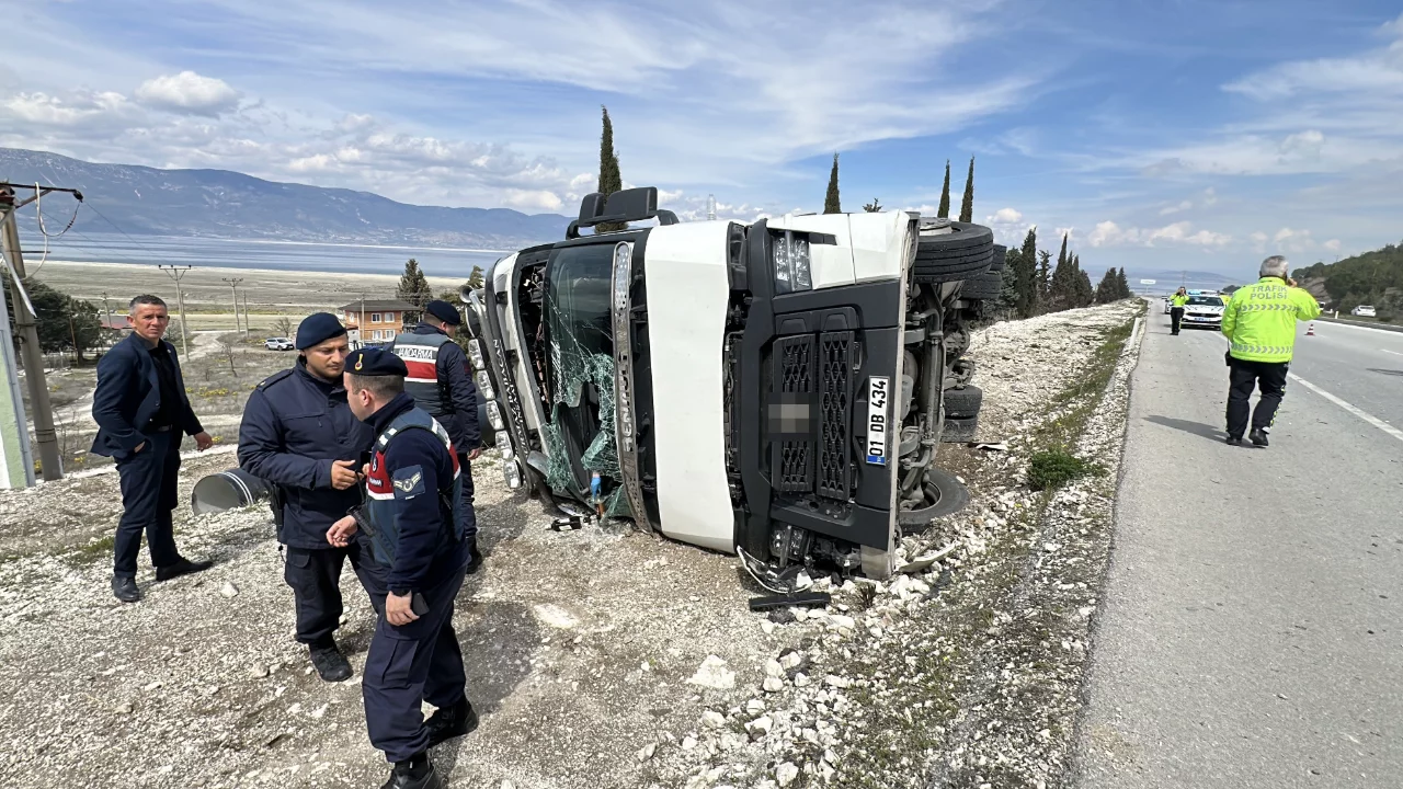 Alkoll&uuml; s&uuml;r&uuml;c&uuml;n&uuml;n kullandığı tır yan yattı: 1 yaralı
