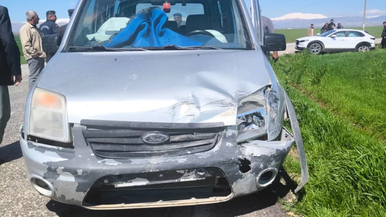 Hafif ticari ile otomobil &ccedil;arpıştı: 2 yaralı