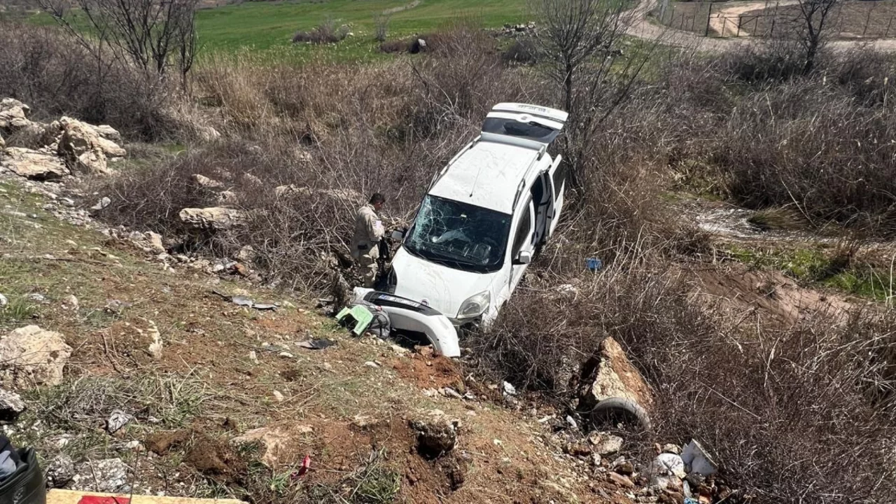 Hafif ticari ara&ccedil; şarampole girdi: 4 yaralı