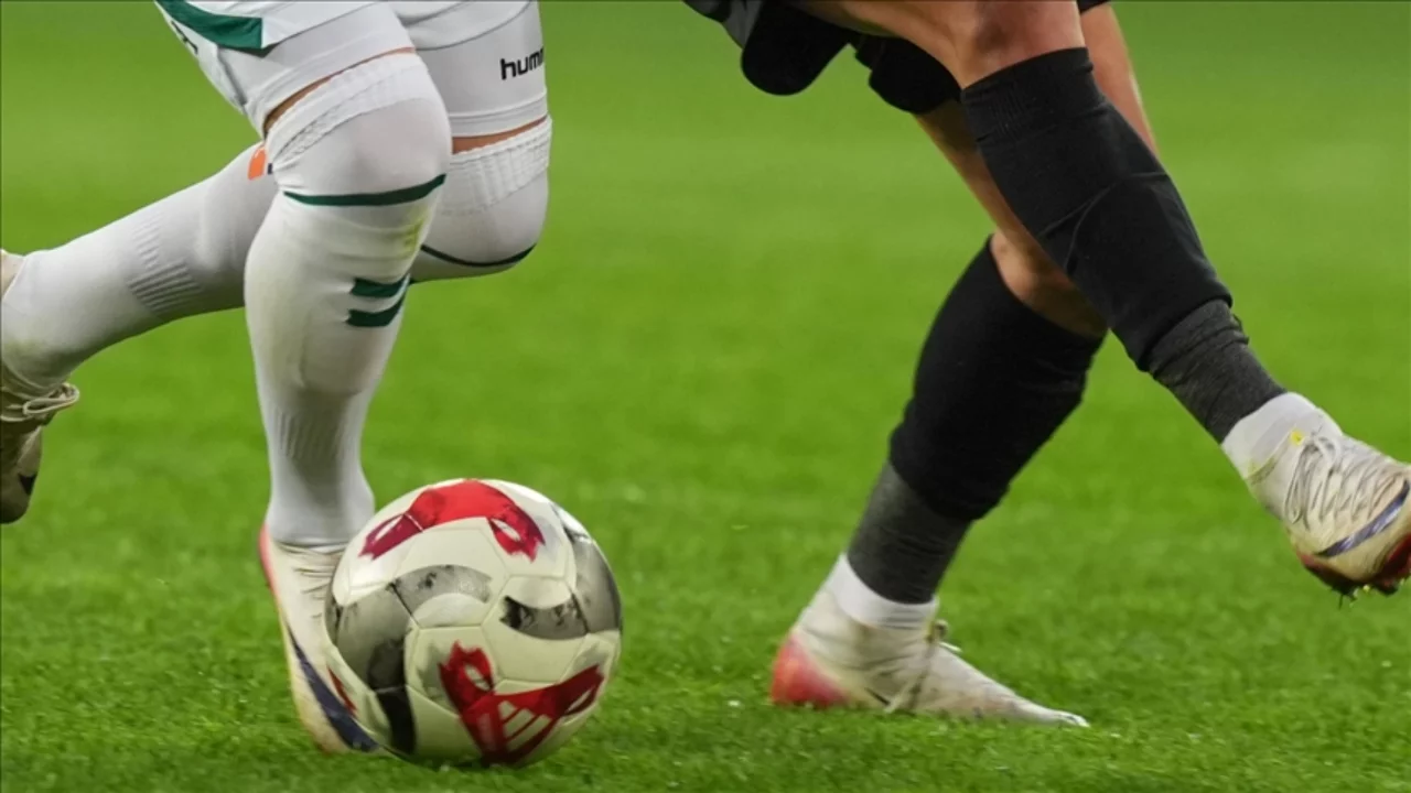S&uuml;per Lig'de Galatasaray - Fenerbah&ccedil;e derbisinin tarihi belli oldu!
