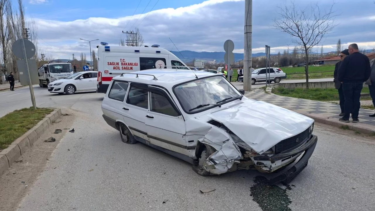 K&uuml;tahya'da otomobiller &ccedil;arpıştı: 2 yaralı