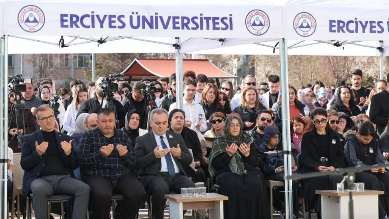 Kazada &ouml;len tıp &ouml;ğrencisi Yaren i&ccedil;in &uuml;niversitede anma t&ouml;reni