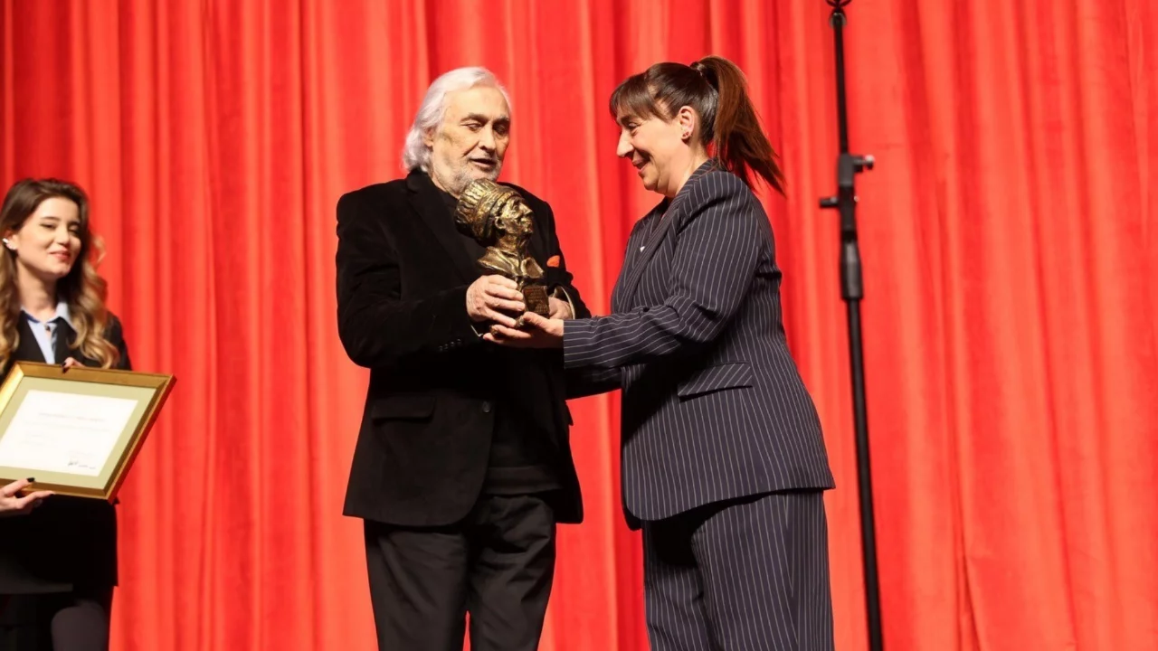 Dünya Tiyatro Günü'nde İsmail Dümbüllü geleneği Ataşehir'de yaşatıldı 