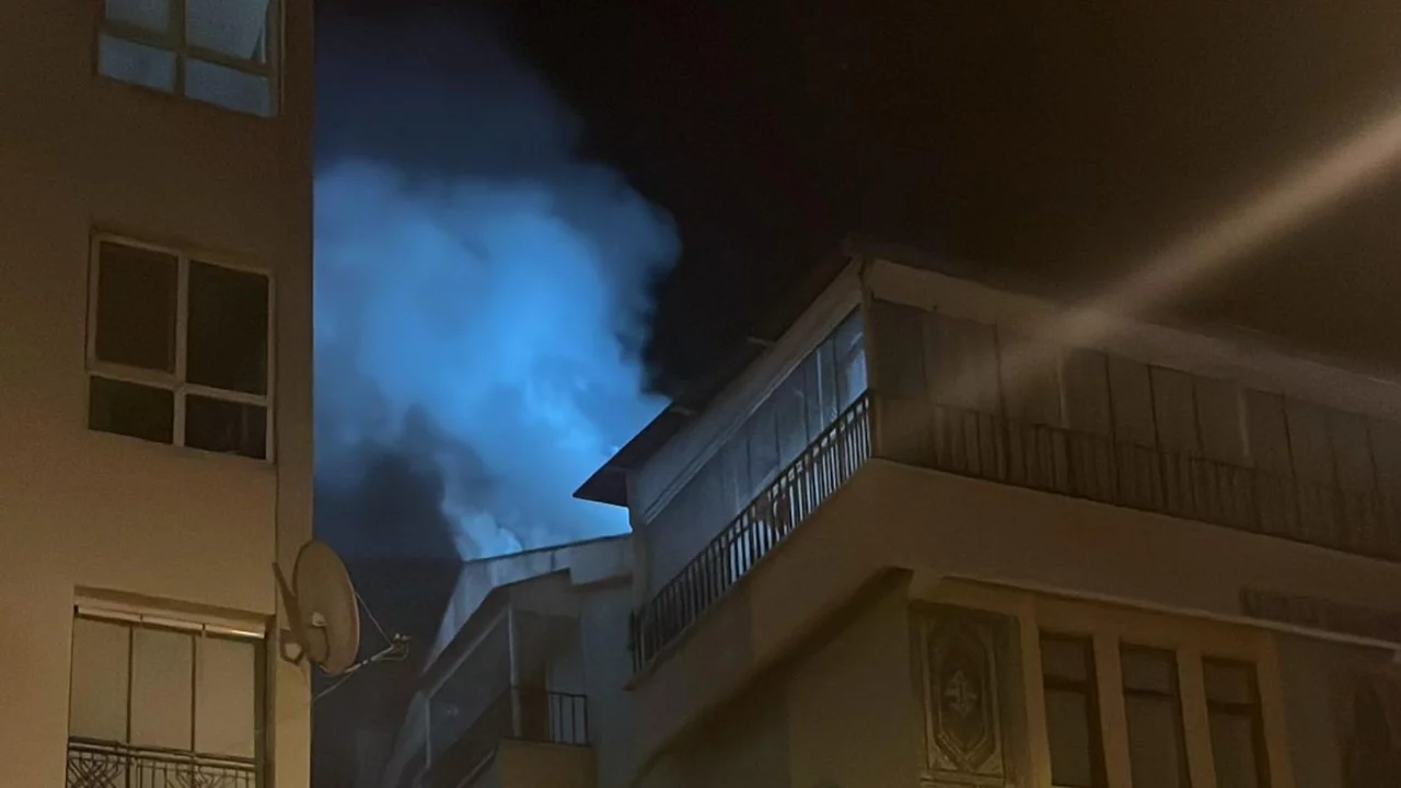 Polatlı'da gece yarısı çatı katı yangını paniğe neden oldu