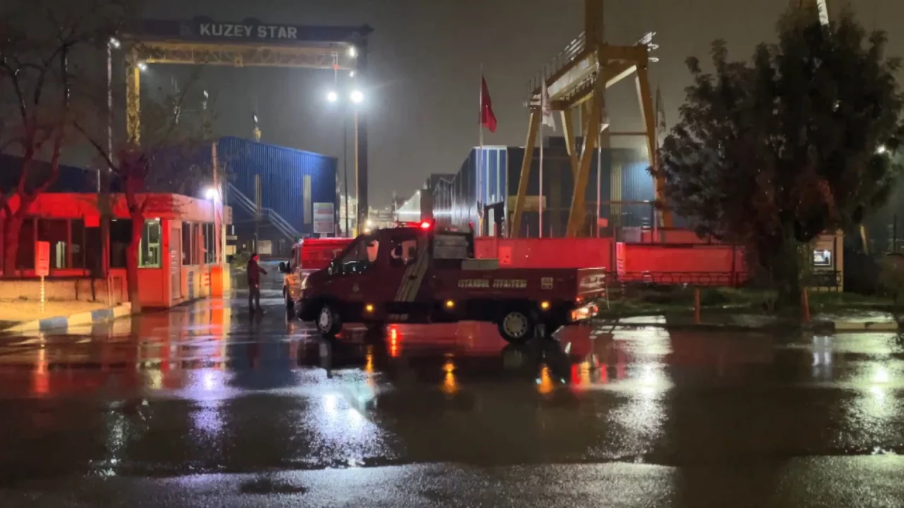 Kuru y&uuml;k gemisinde &ccedil;ıkan yangın s&ouml;nd&uuml;r&uuml;ld&uuml;