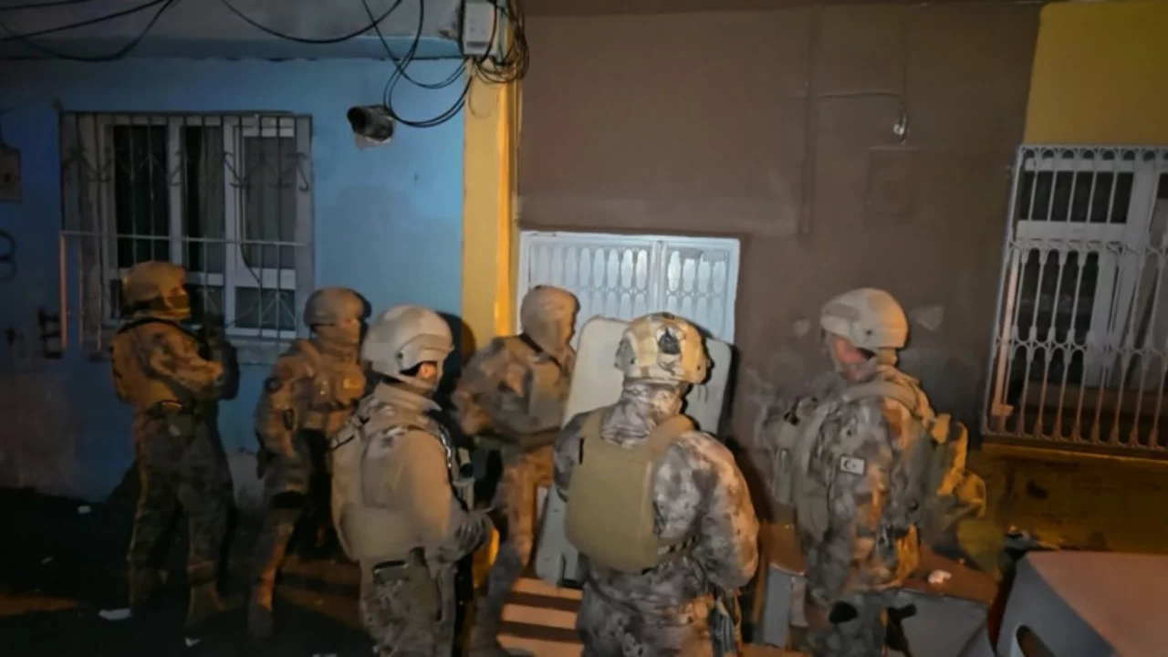 Klavye başında su&ccedil;u &ouml;venlere şafak operasyonu: &Ccedil;ok sayıda kişi g&ouml;zaltına alındı