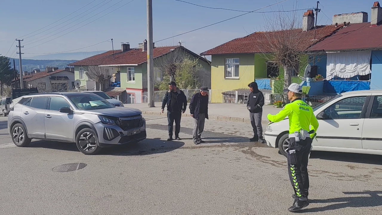 İki otomobilin &ccedil;arpıştığı kazada 3 kişi yaralandı