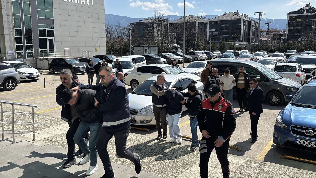 Alkoll&uuml; mekanı kurşunlayan 4 ş&uuml;pheliden 2'si tutuklandı