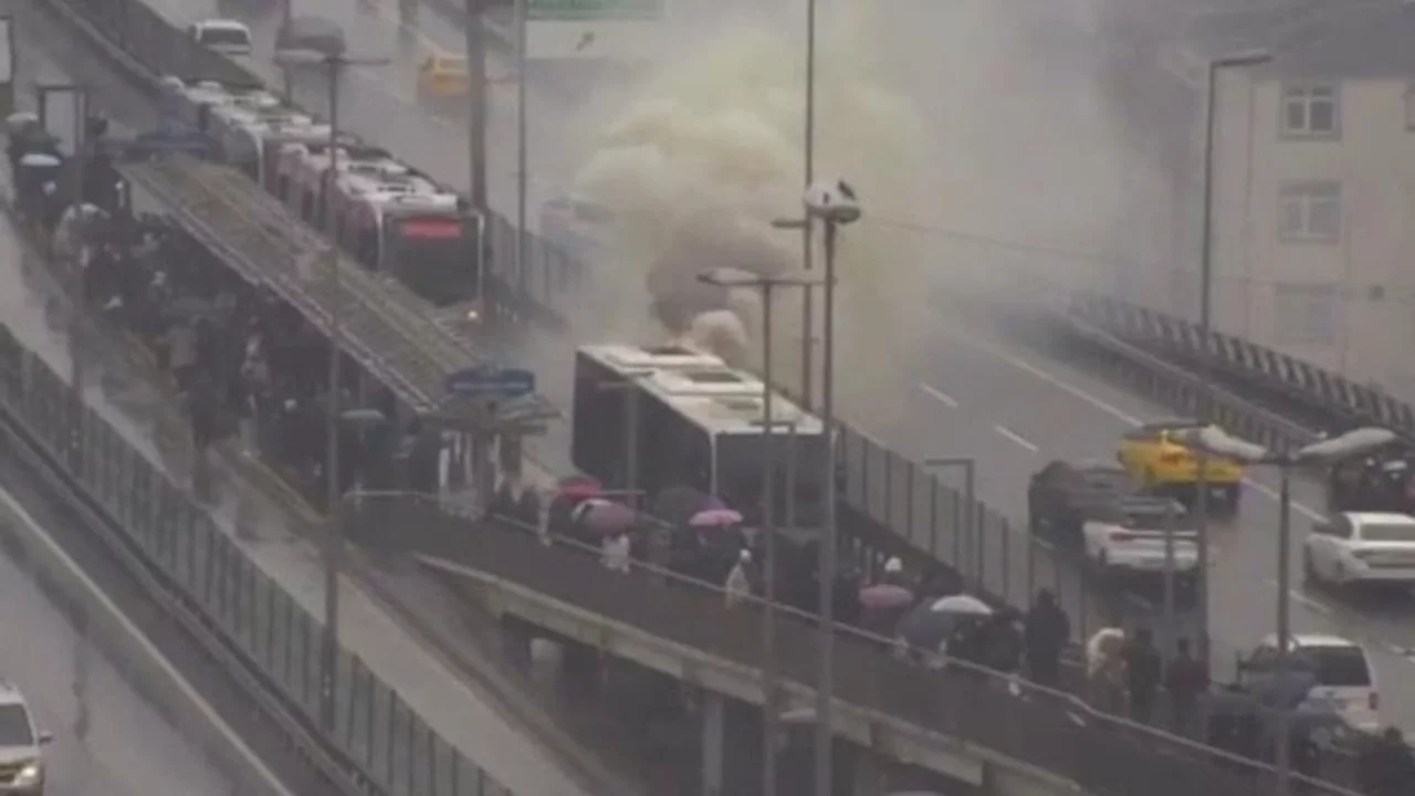 İstanbul'da metrob&uuml;ste yangın &ccedil;ıktı