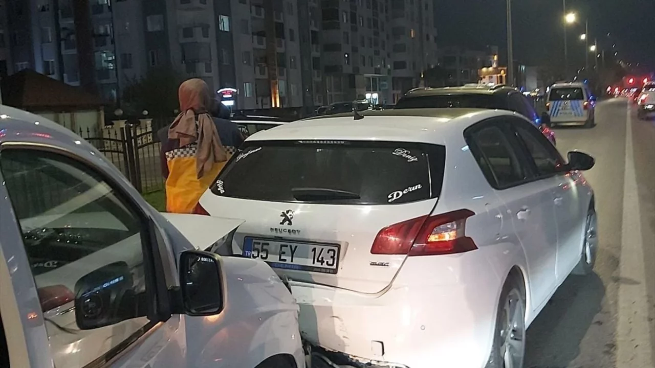 Samsun'da 3 aracın karıştığı trafik kazasında 3 kişi yaralandı