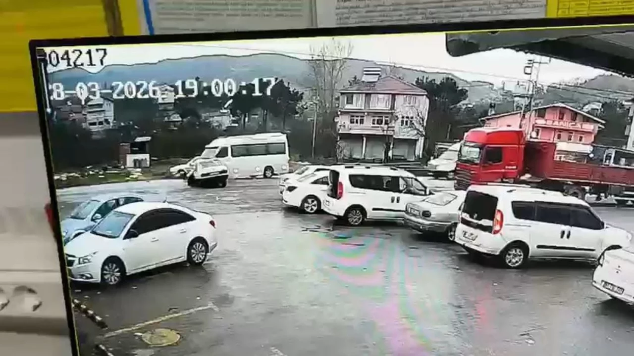 Servis minib&uuml;s&uuml; ile otomobil &ccedil;arpıştı: 7 yaralı