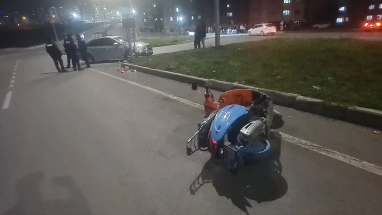 Samsun'da otomobille &ccedil;arpışan motosikletteki 2 gen&ccedil; yaralandı