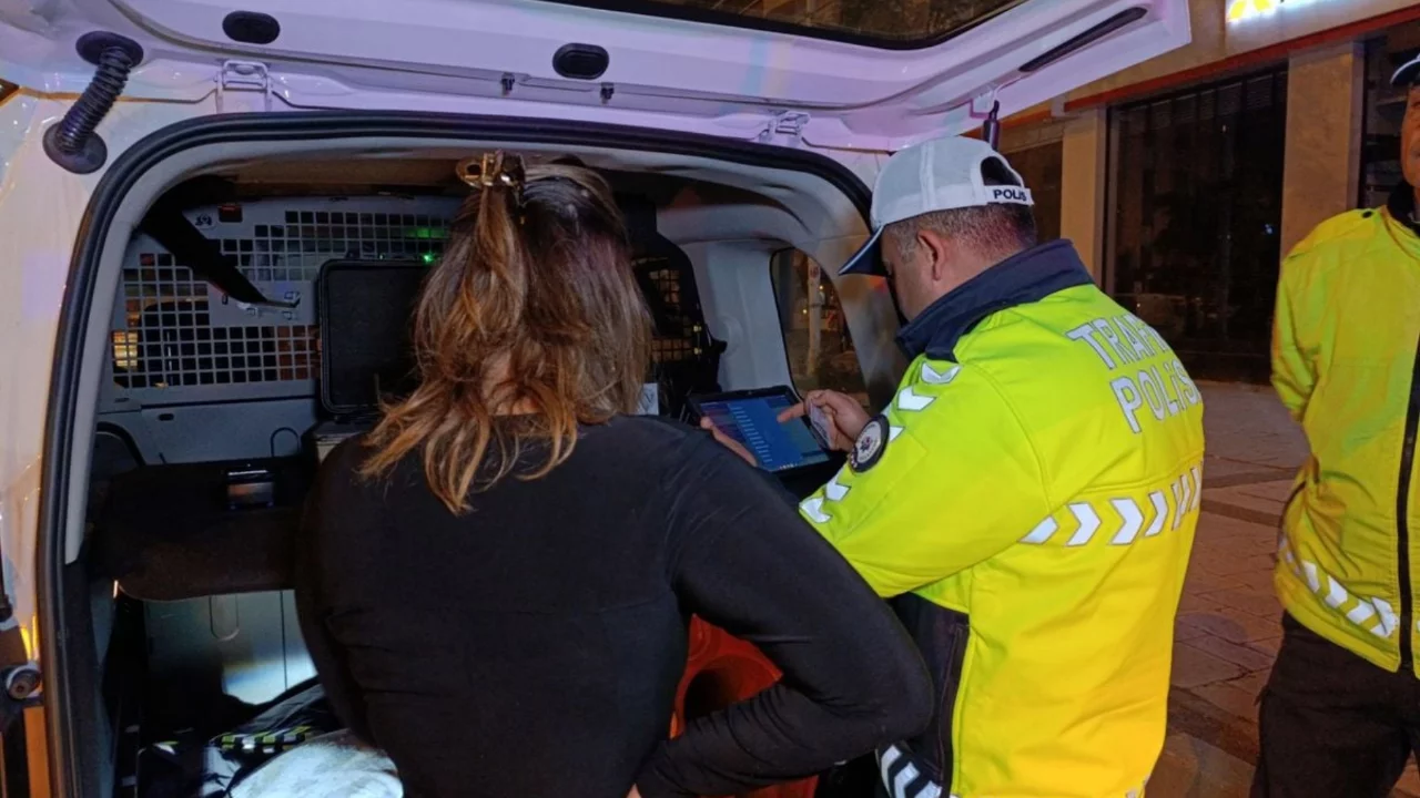 Trafik denetiminde ehliyeti iptal edildi, 'Beni &ccedil;ekmeyin, avukatım' dedi