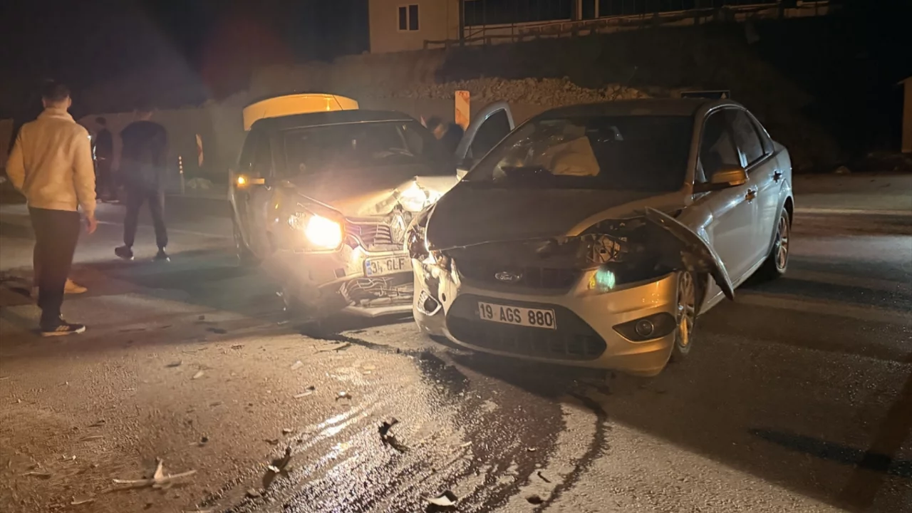 &Ccedil;orum'da &ccedil;arpışan iki otomobildeki 7 kişi yaralandı